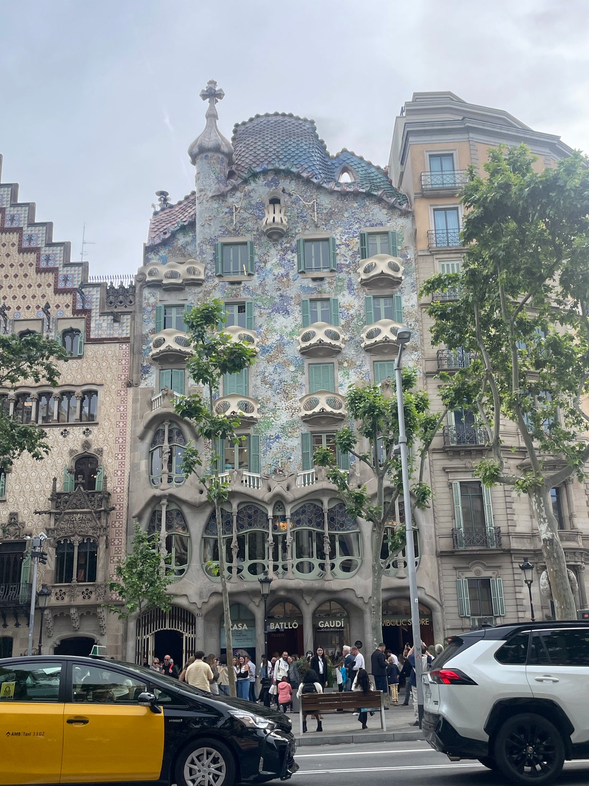 Witness captures iconic Casa Batlló façade in Barcelona