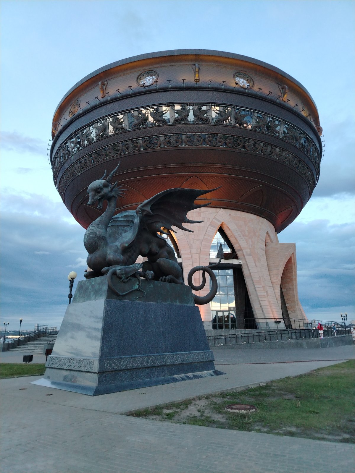 Family outing documented around Kazan landmarks during evening hours