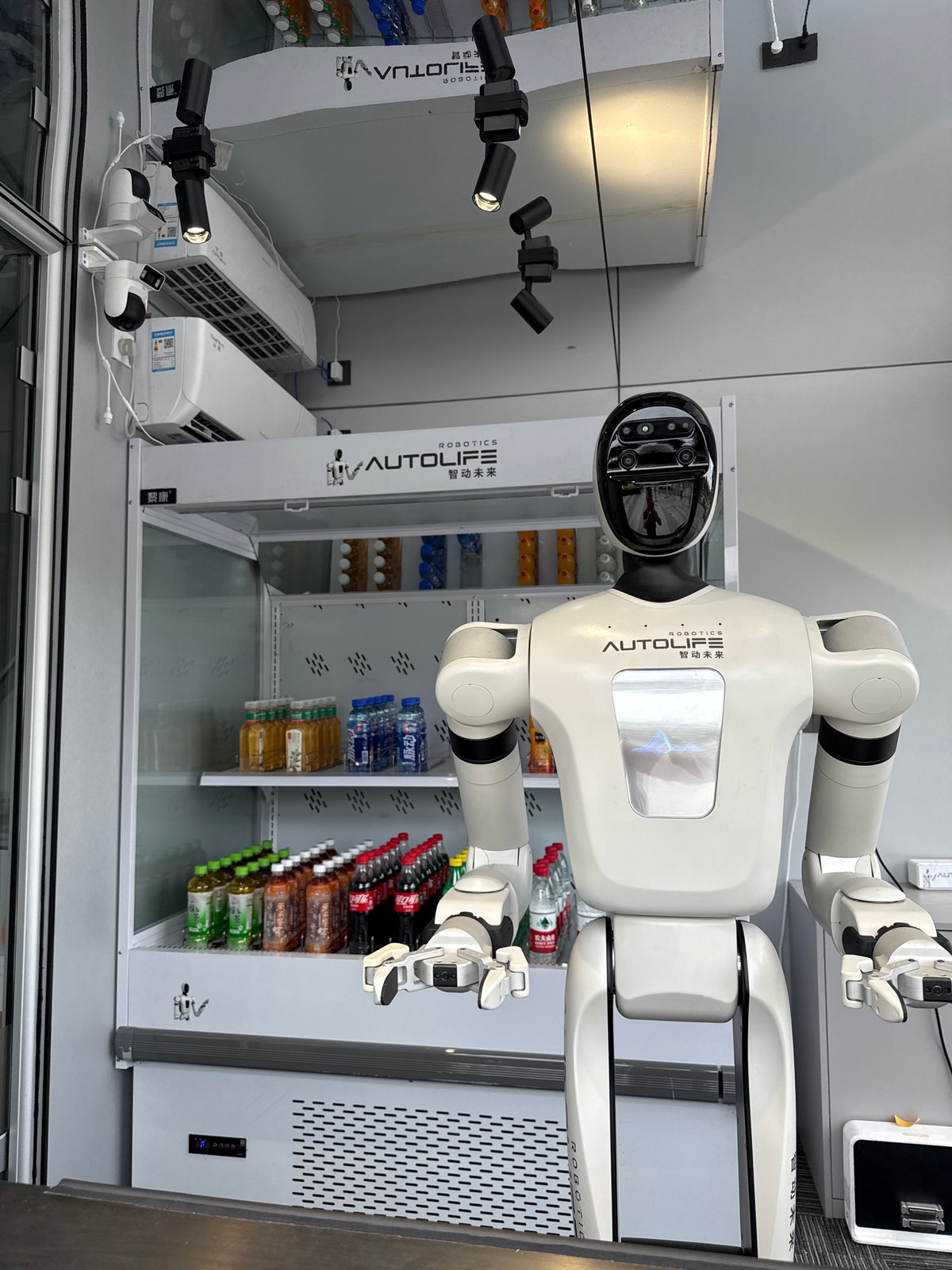 Robot serves beverages amid everyday street scenes in Haizhu District