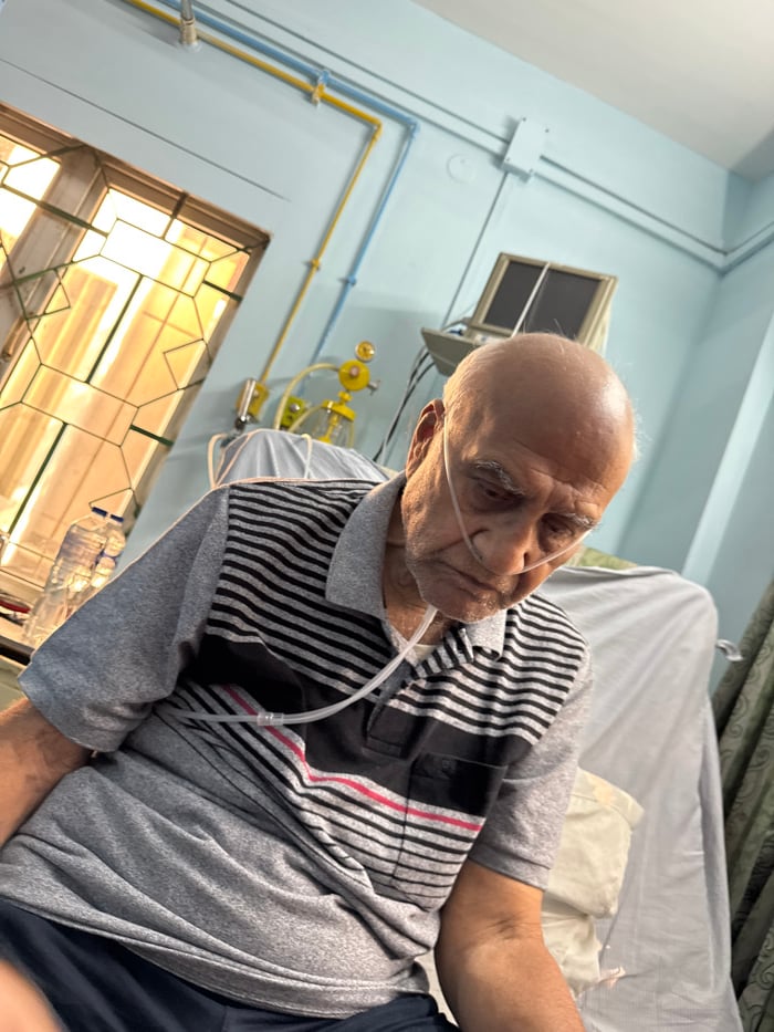 Elderly patient receives hospital care in Kolkata with family present