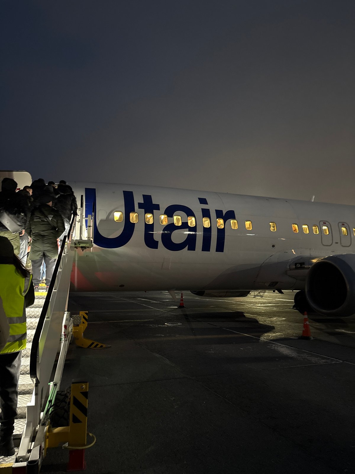 UTair flight arrives in Nizhnevartovsk during routine evening operations