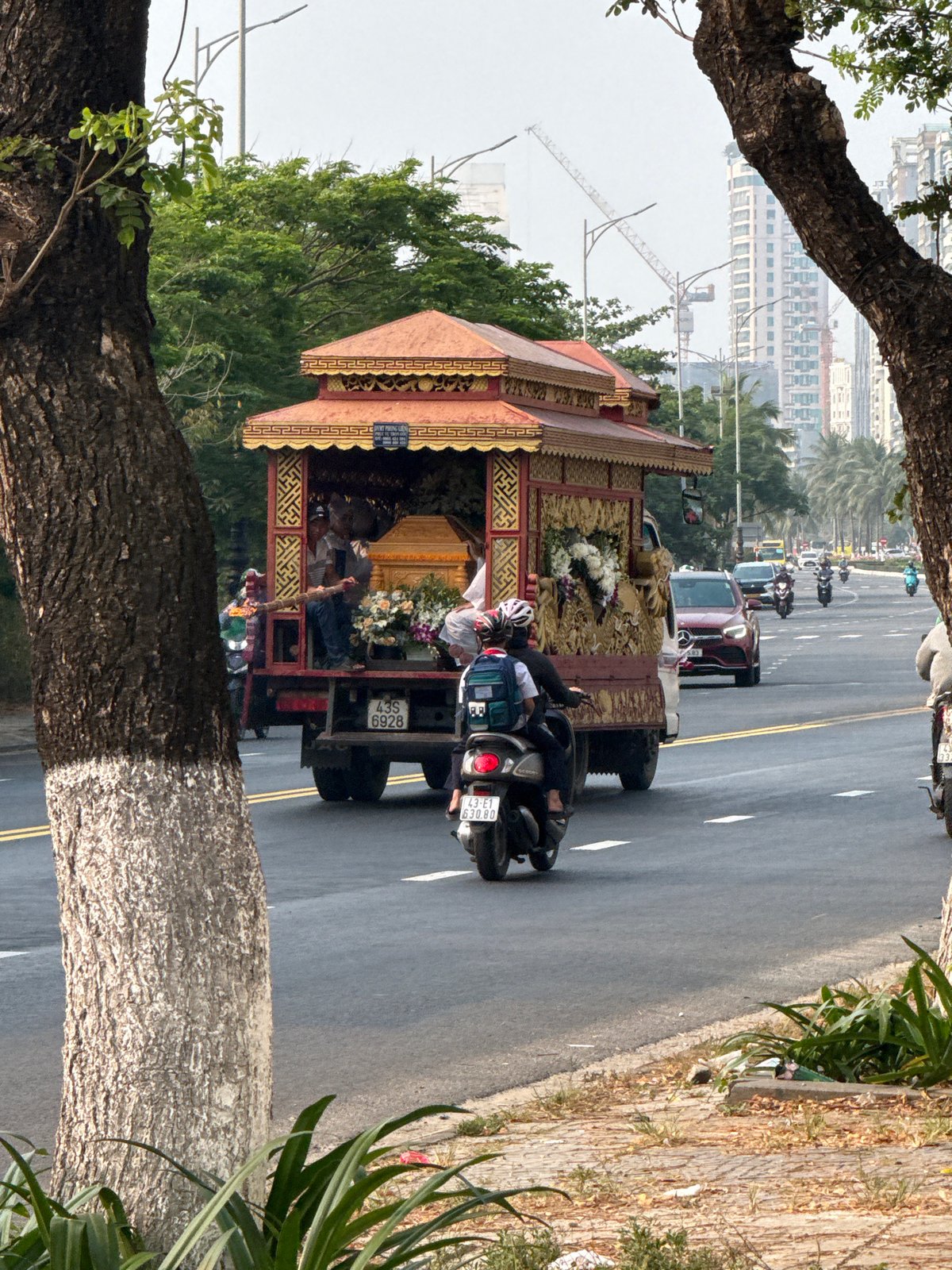 Ceremonial procession moves along Đà Nẵng coast on overcast morning