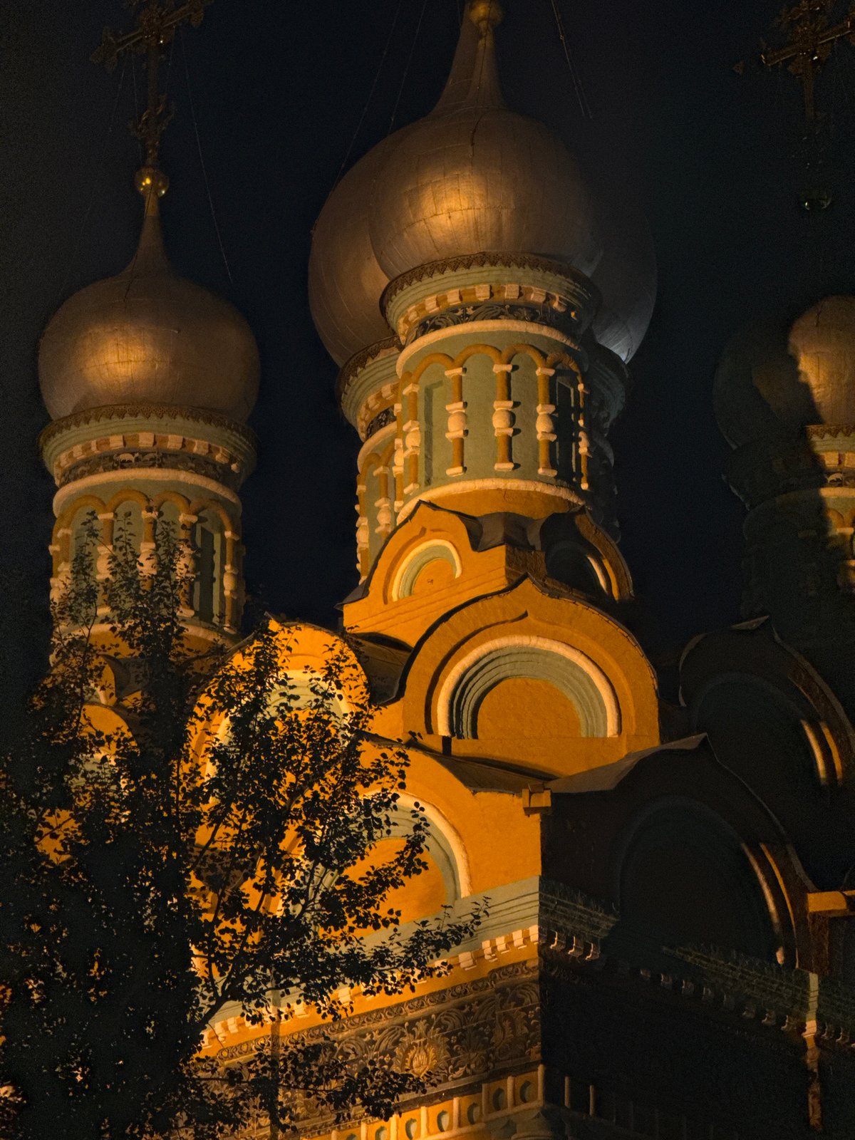 Moscow after dark: churches, buildings, and street art lit up