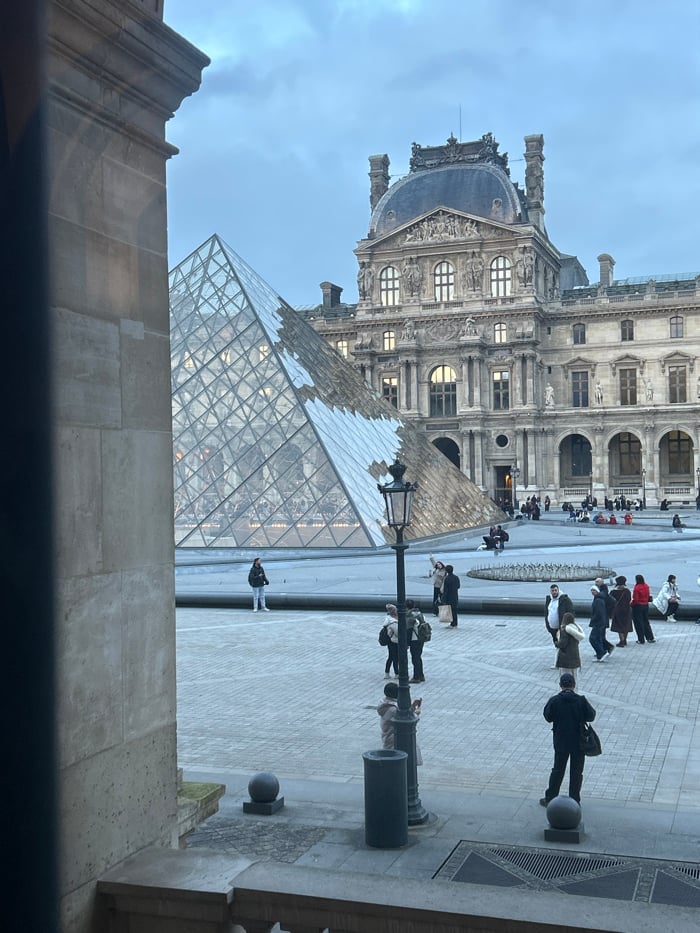 Visitor documents 40-minute tour through Louvre Museum galleries