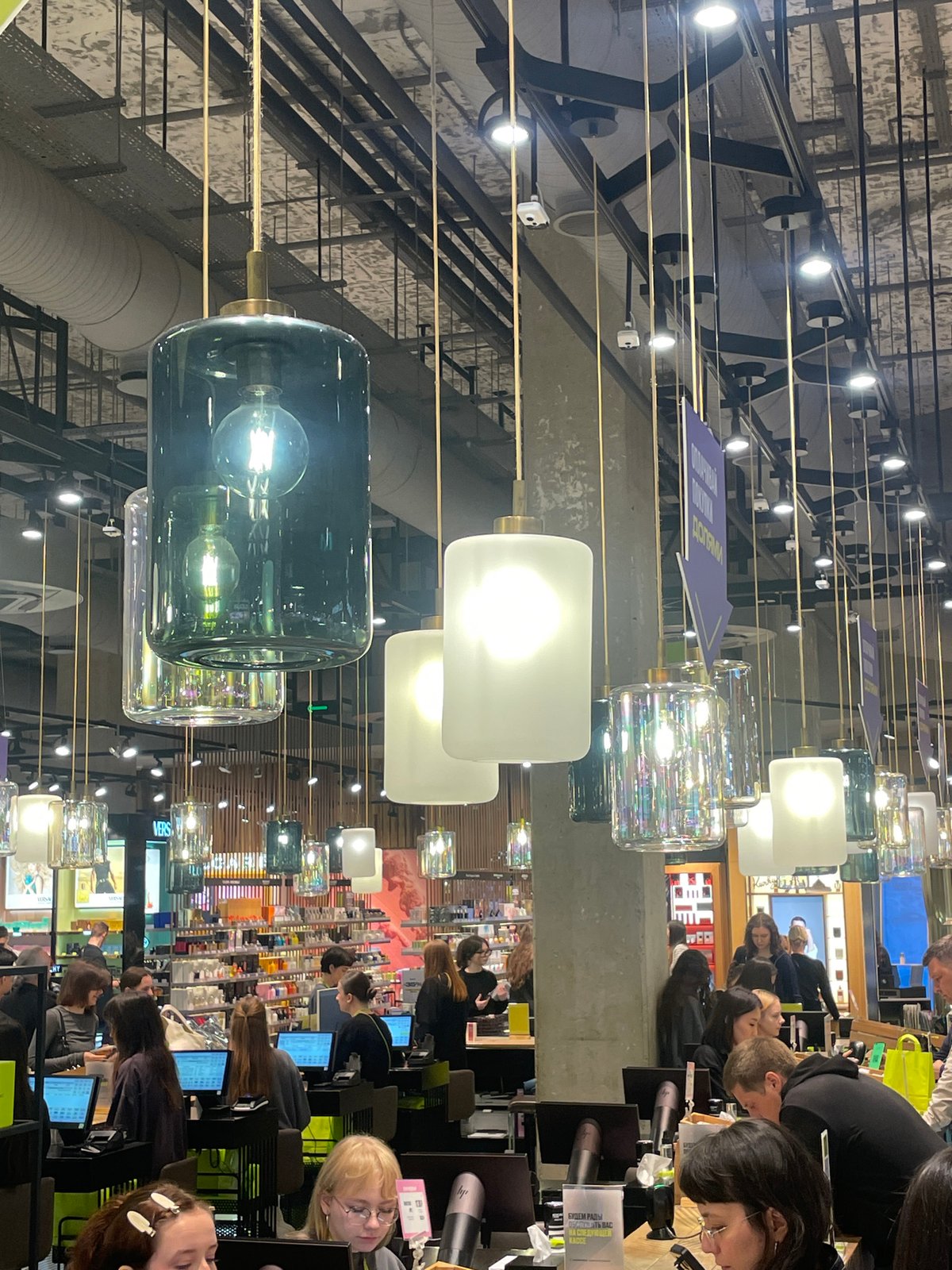 Shopping mall activity documented in Saint Petersburg