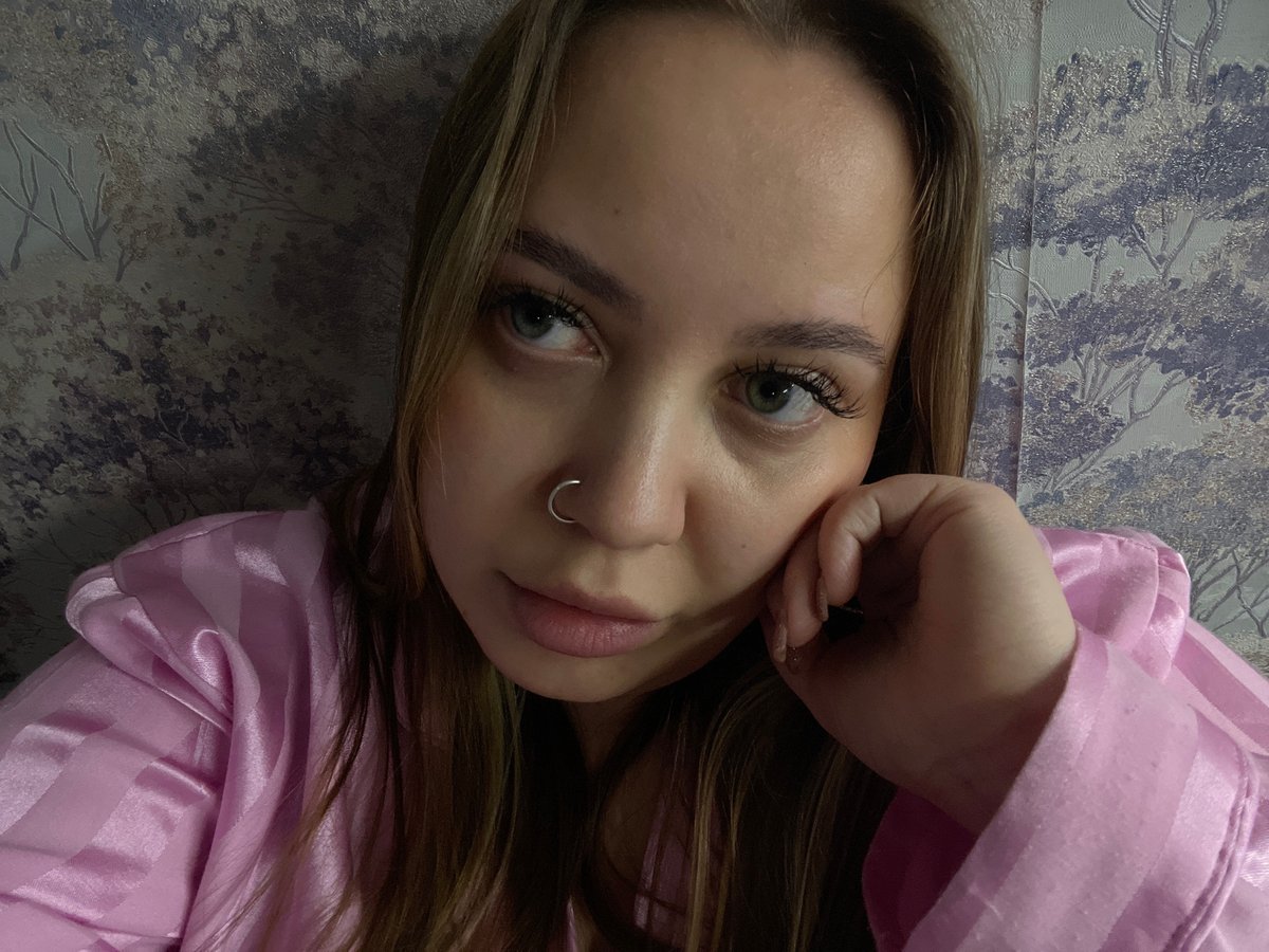 Woman documents evening routine in Russian bedroom selfie session