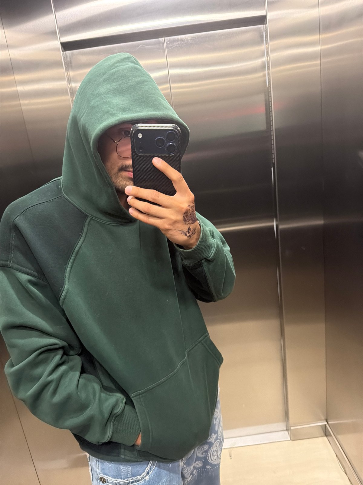 Person takes selfie in elevator, San Andrés Cholula