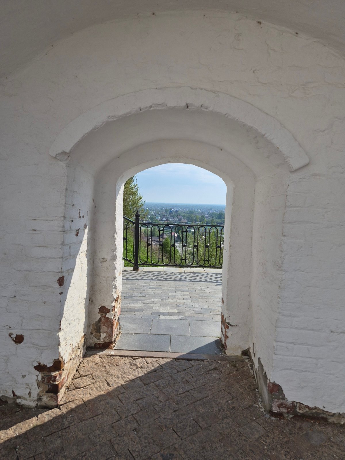 Tourist documents spring visit to historic Tobolsk Kremlin complex