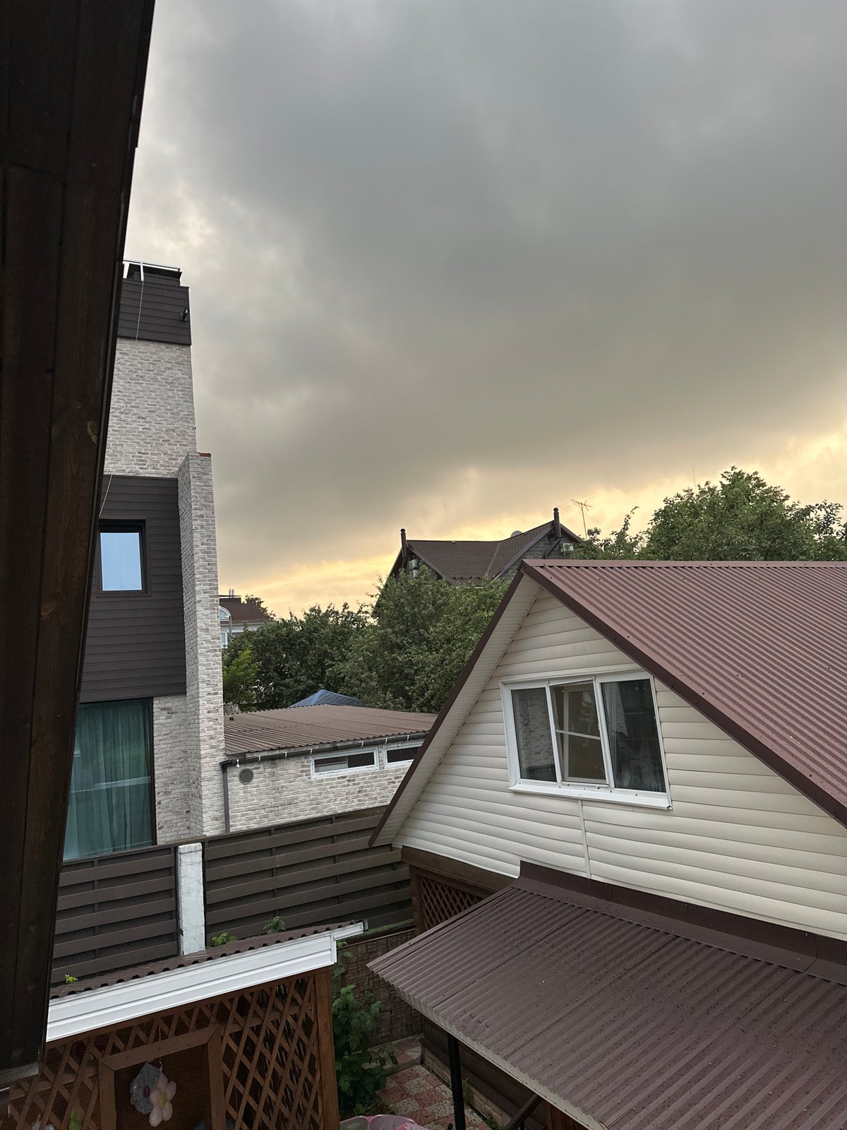 Storm clouds gather over a Nizhny Novgorod residential neighborhood