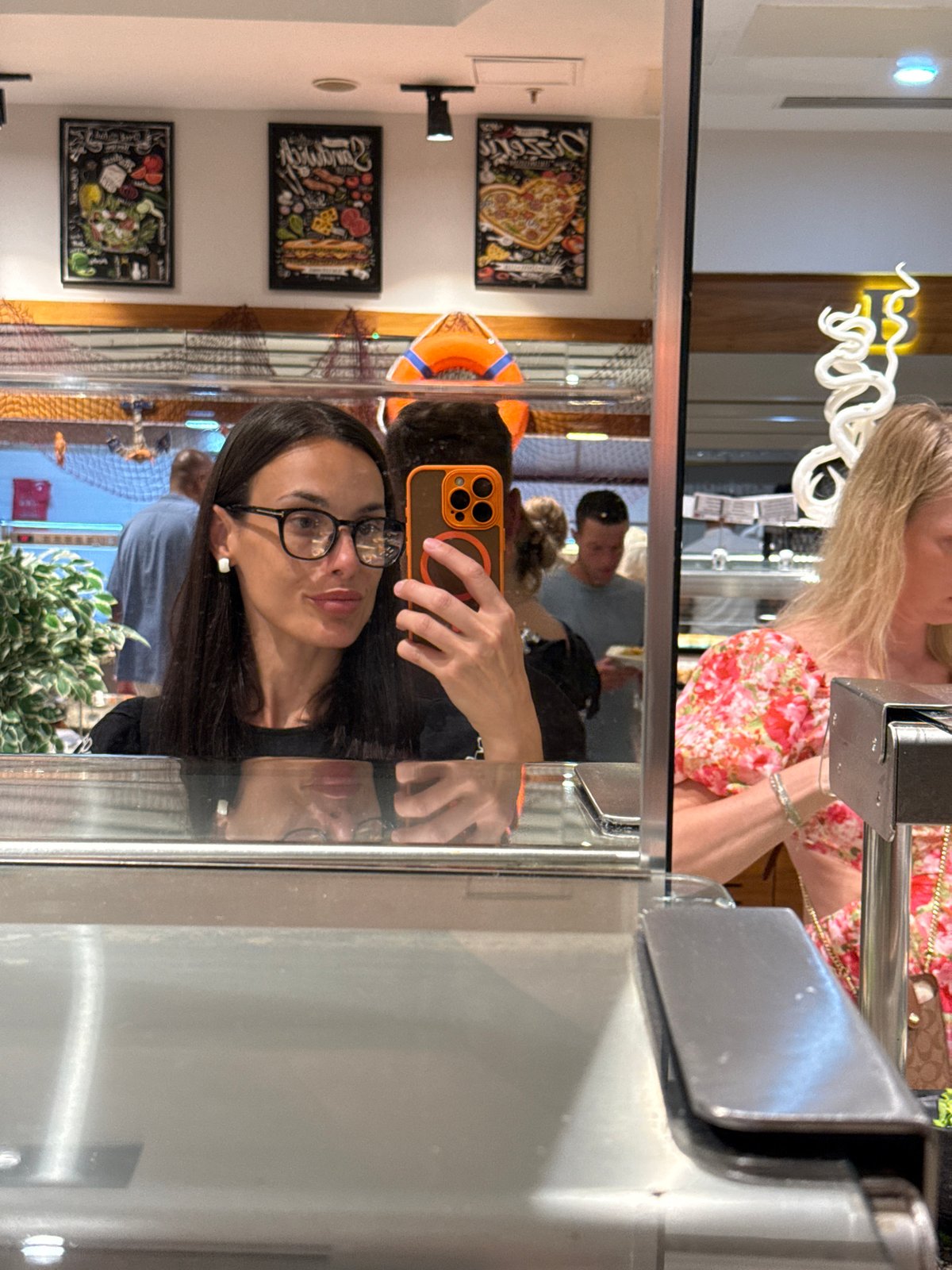 Afternoon café stop in Aksu with desserts and selfies