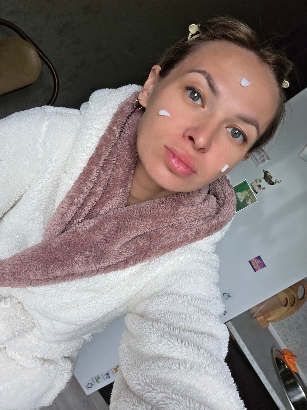 Woman documents late-night skincare routine in Chaikovsky home