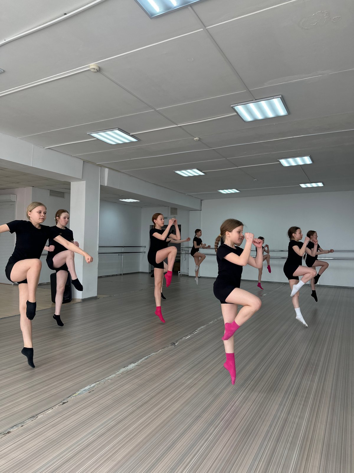 Young women practice floor exercises in Votkinsk studio