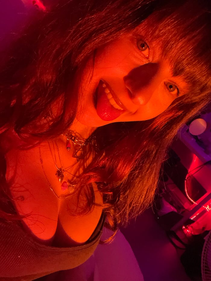 Woman poses with Steinbeck book during hour-long selfie session