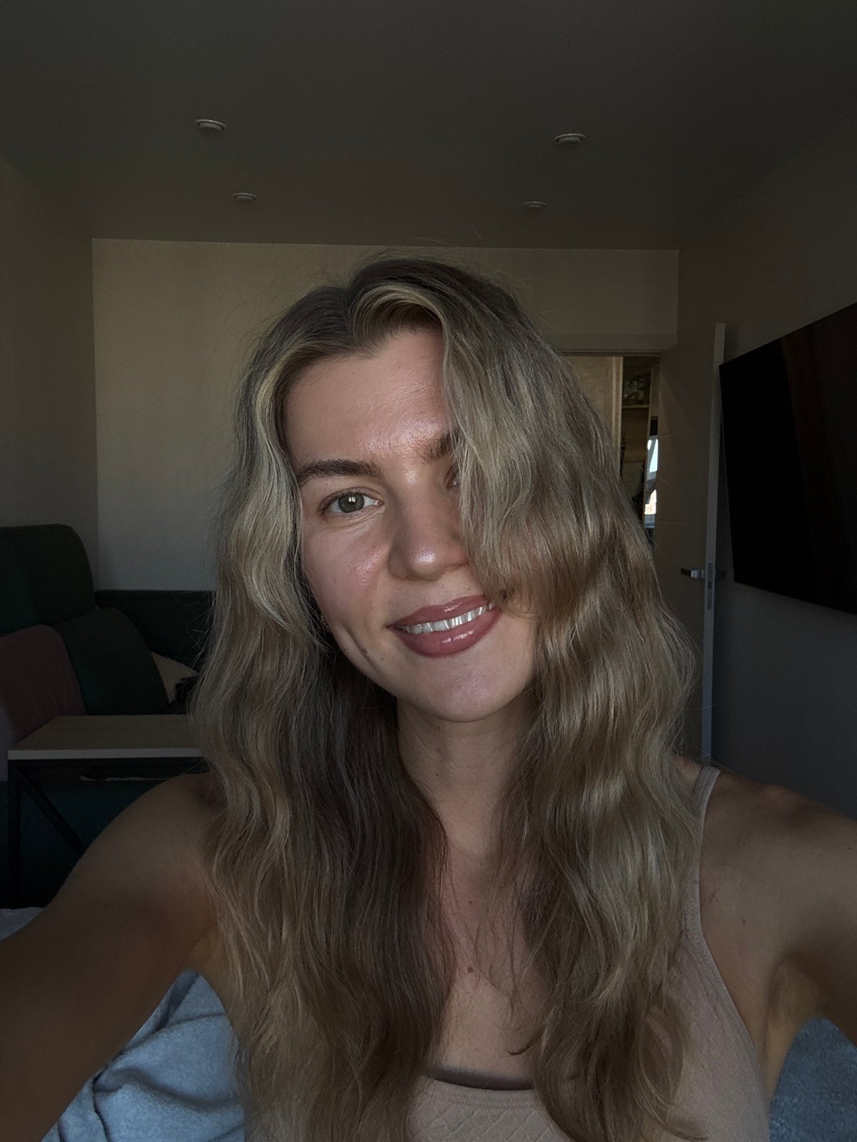Woman documents casual afternoon moments with cat in selfie series