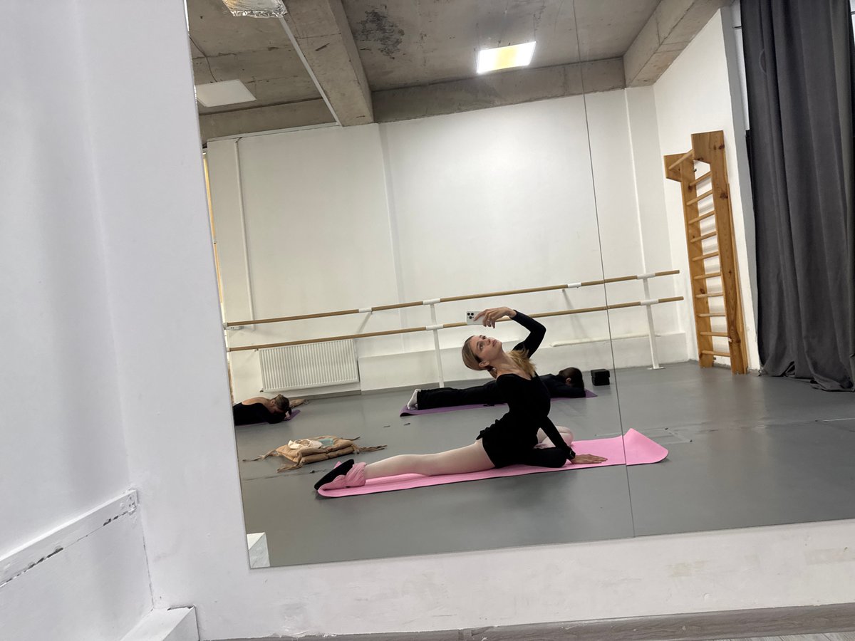 Ballet dancer takes selfie while doing splits in Tbilisi studio
