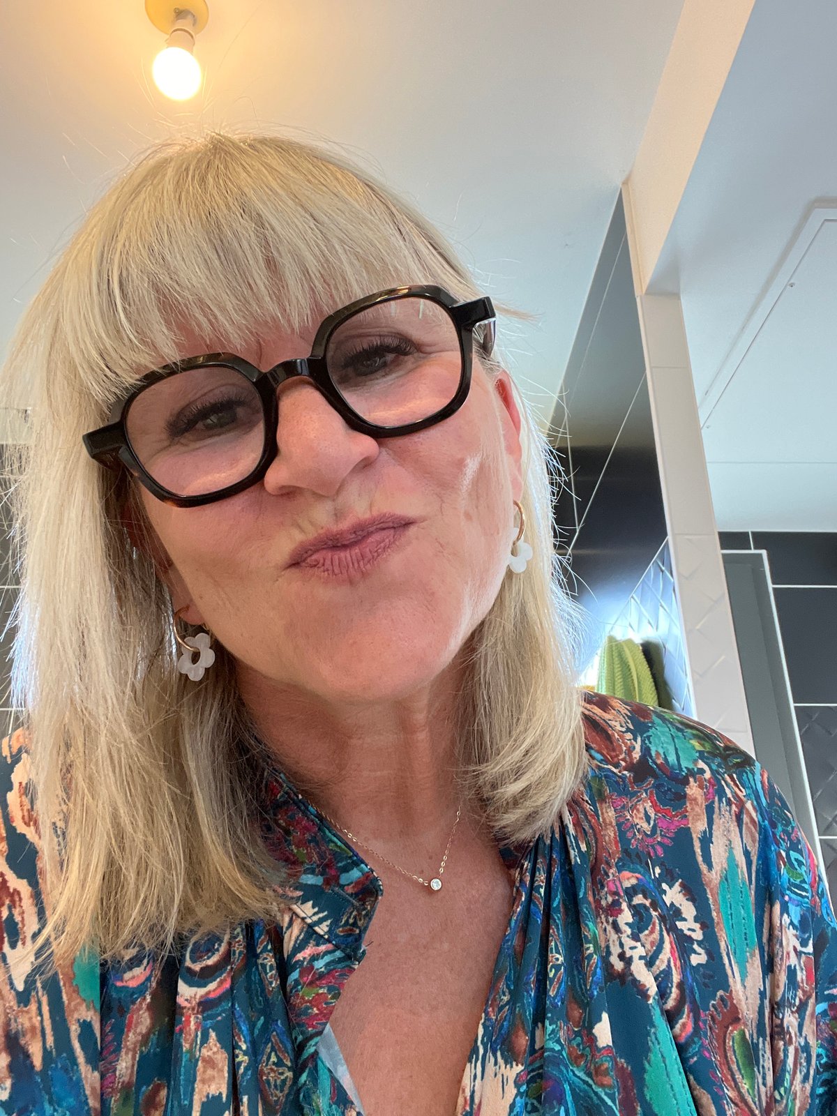 Woman takes selfies in different outfits in Chambœuf