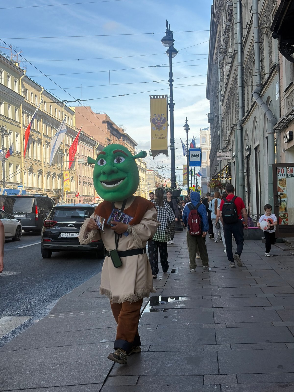 Street performers draw crowds at Saint Petersburg's Palace Square