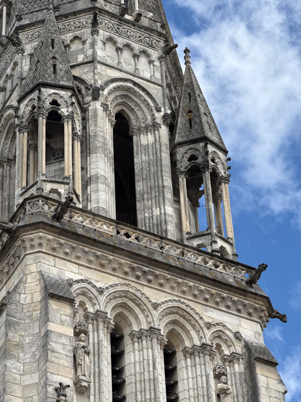 Tourist documents Nantes Cathedral and fountain sculptures in five-minute visit