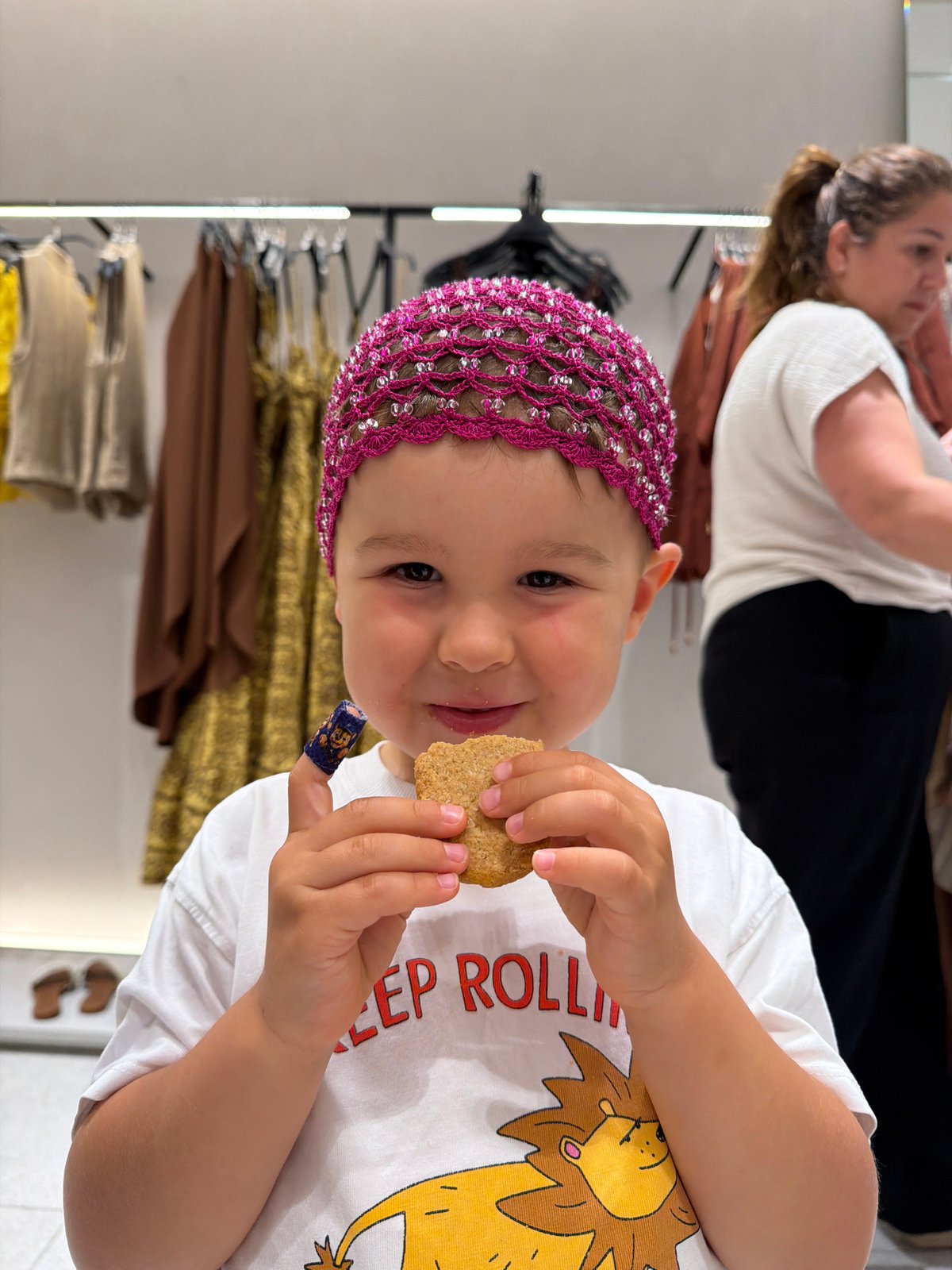Afternoon shopping and selfies at a clothing store in Alboraia