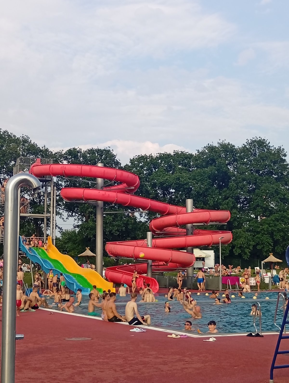 Wrocław Aquapark draws crowds on a busy summer afternoon