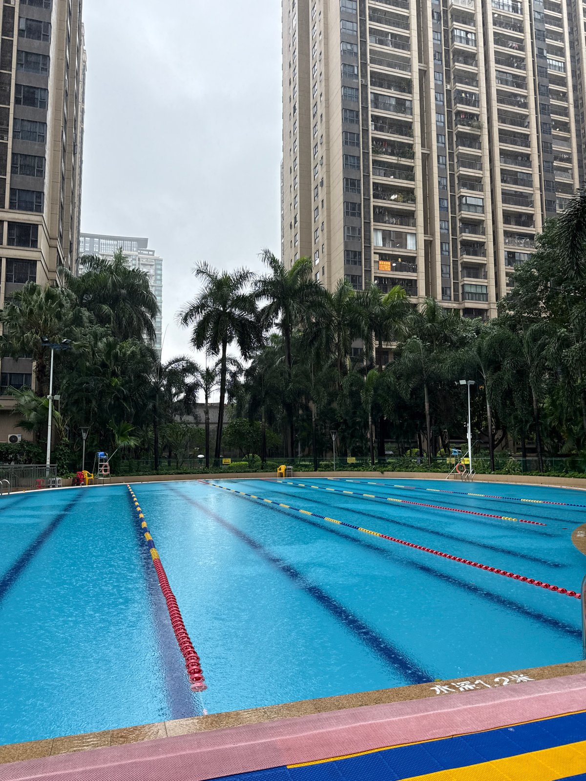 Rainy morning at a Haizhu pool complex and surrounding streets