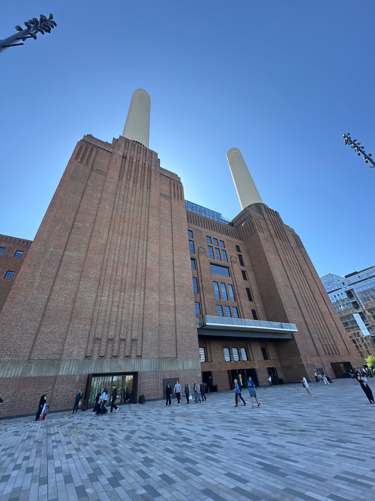 London residents enjoy sunny Saturday afternoon across city landmarks