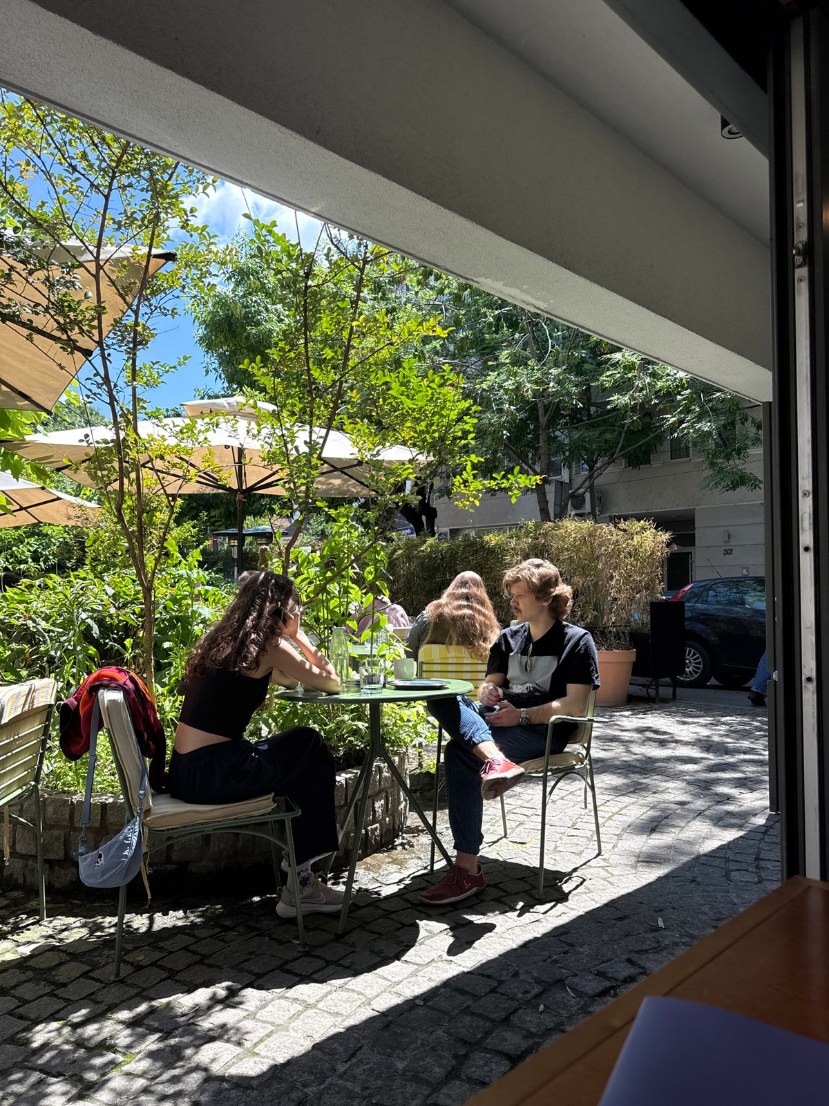Morning café scene documented by witnesses in Belgrade