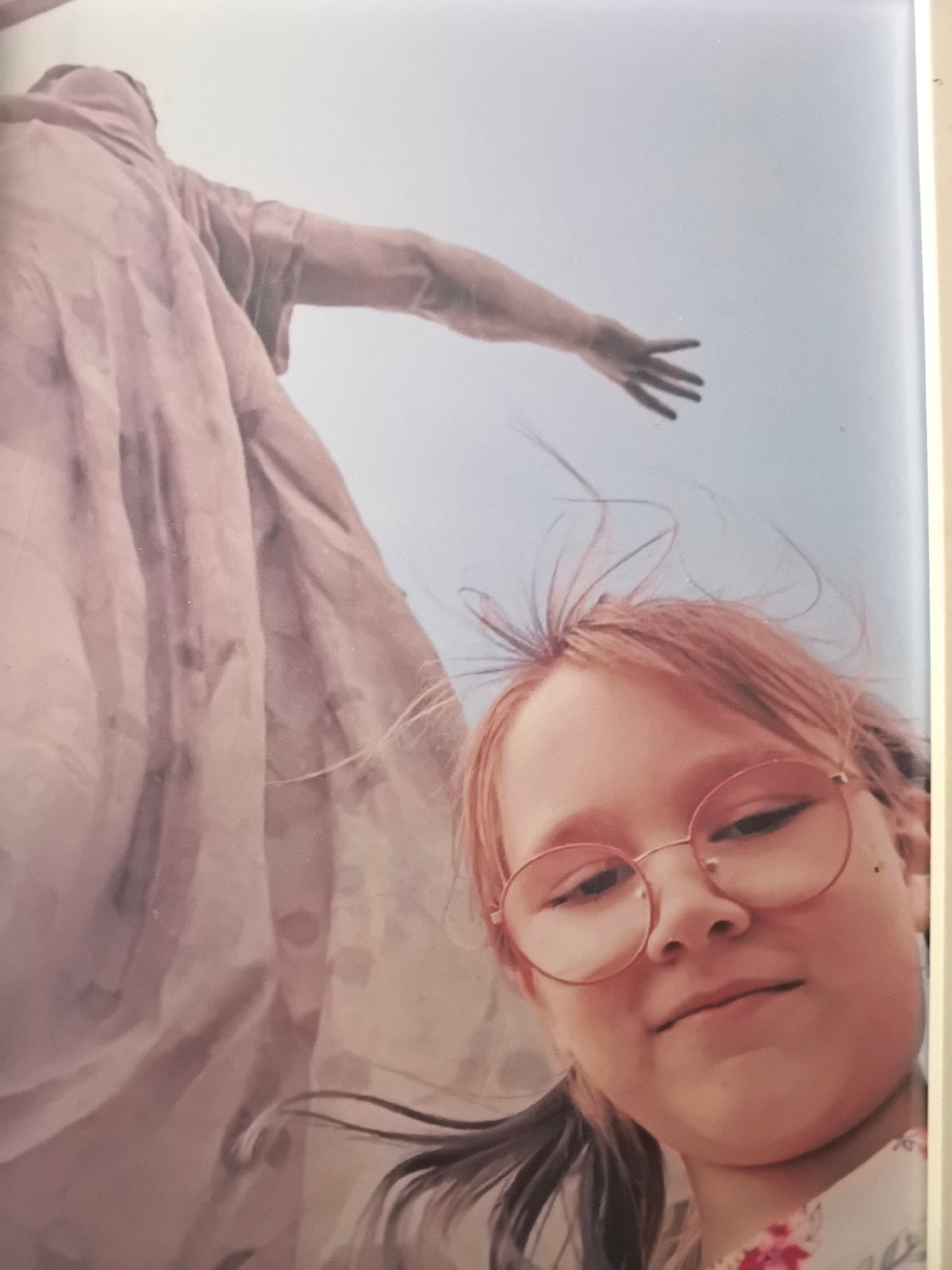 Girl photographed near statue, Thai herbal remedy documented in Kamenka