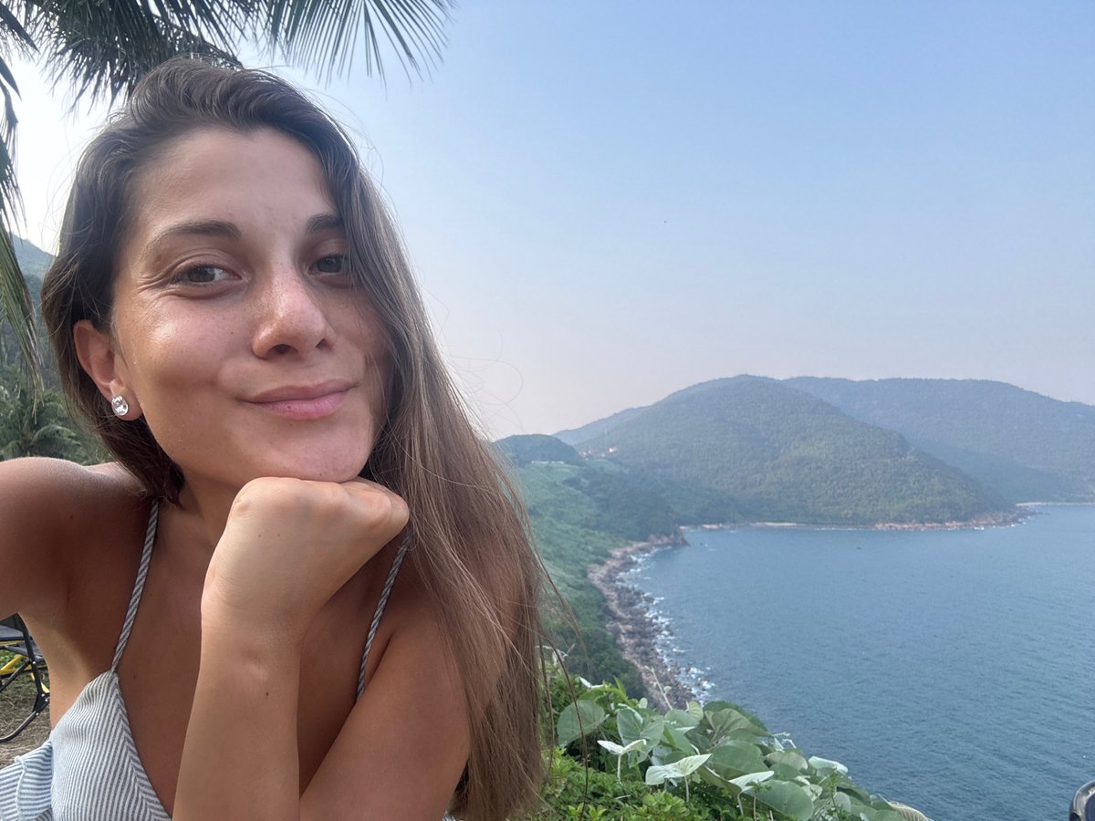 Tourist moments captured at Đà Nẵng scenic overlook