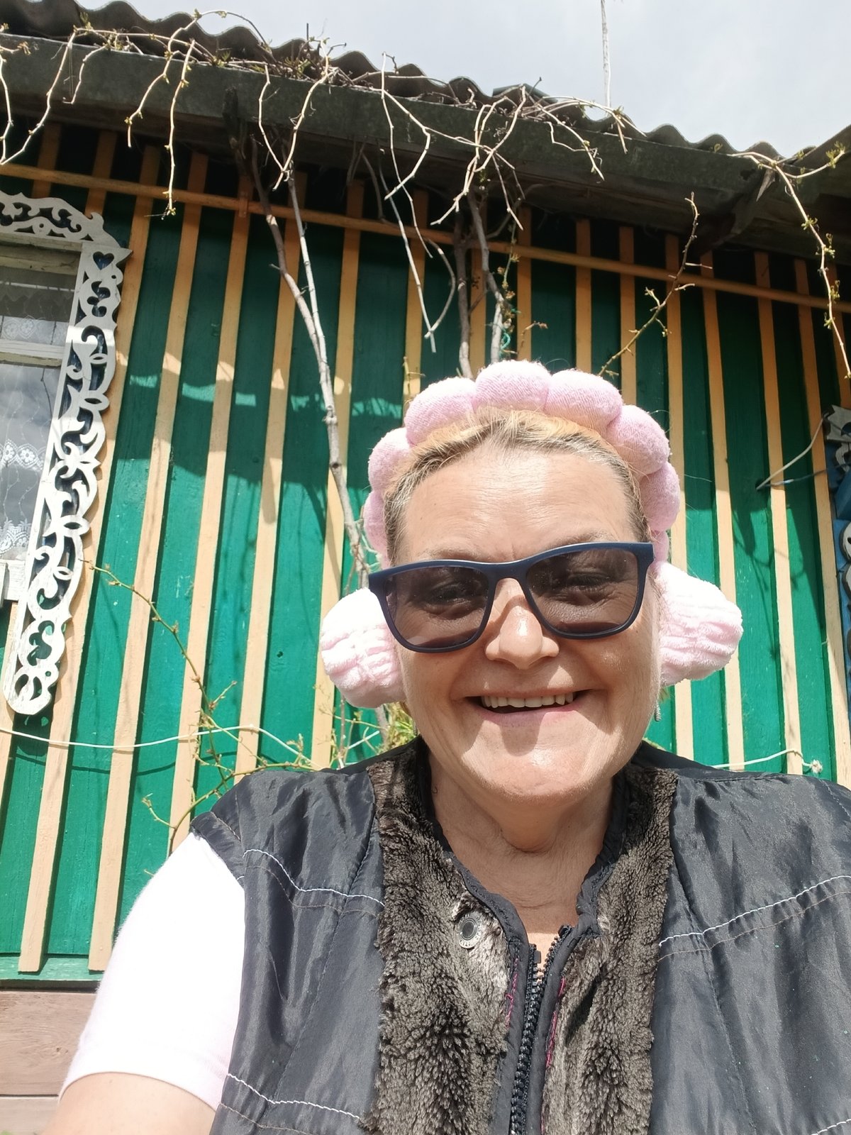 Woman in pink hair accessories photographed in Красный Маяк
