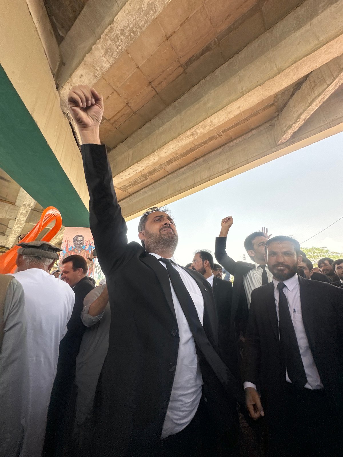 Lawyers rally under Quetta overpass in vocal street protest