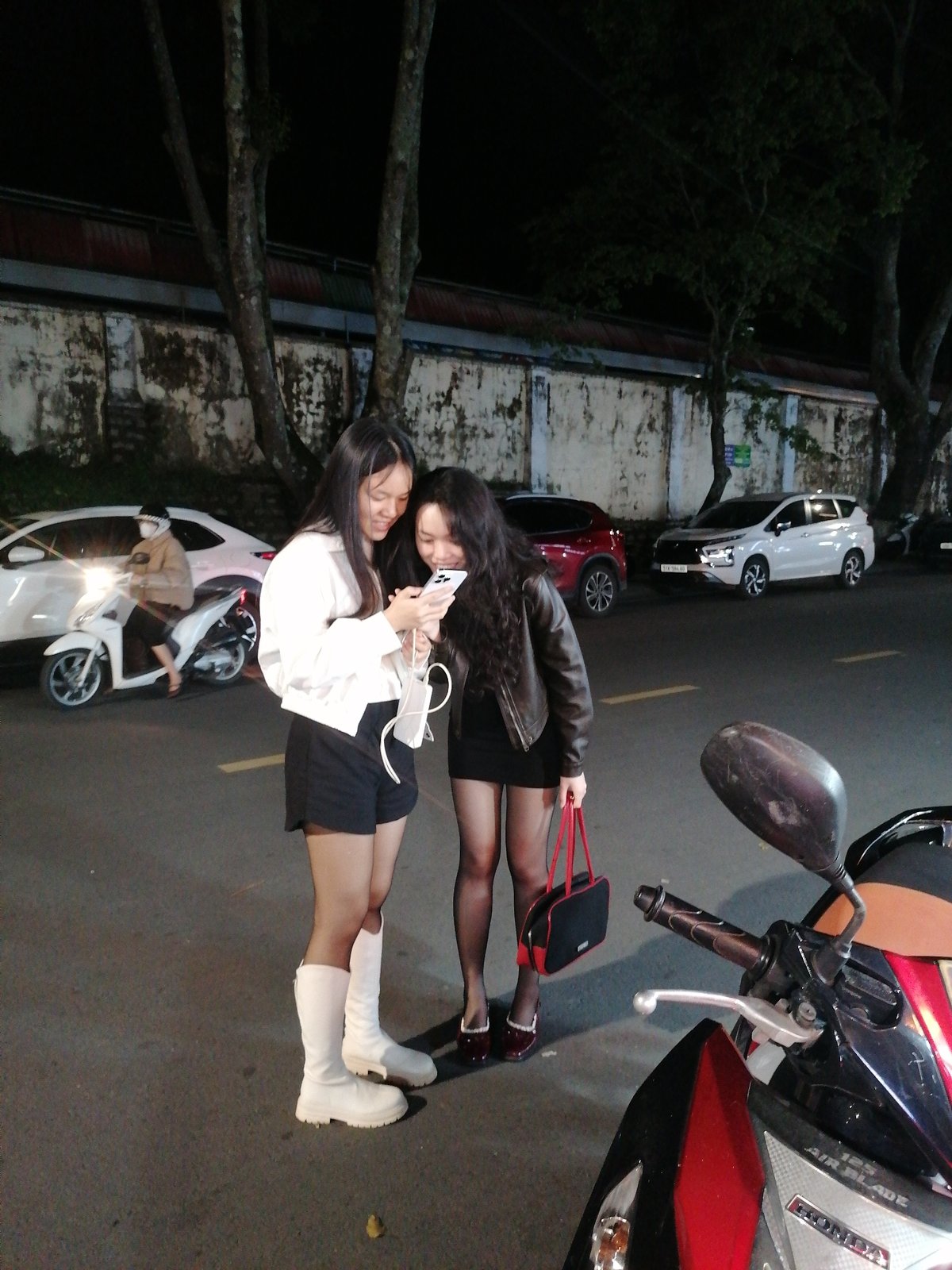 Evening street life captured across Da Lat, Vietnam
