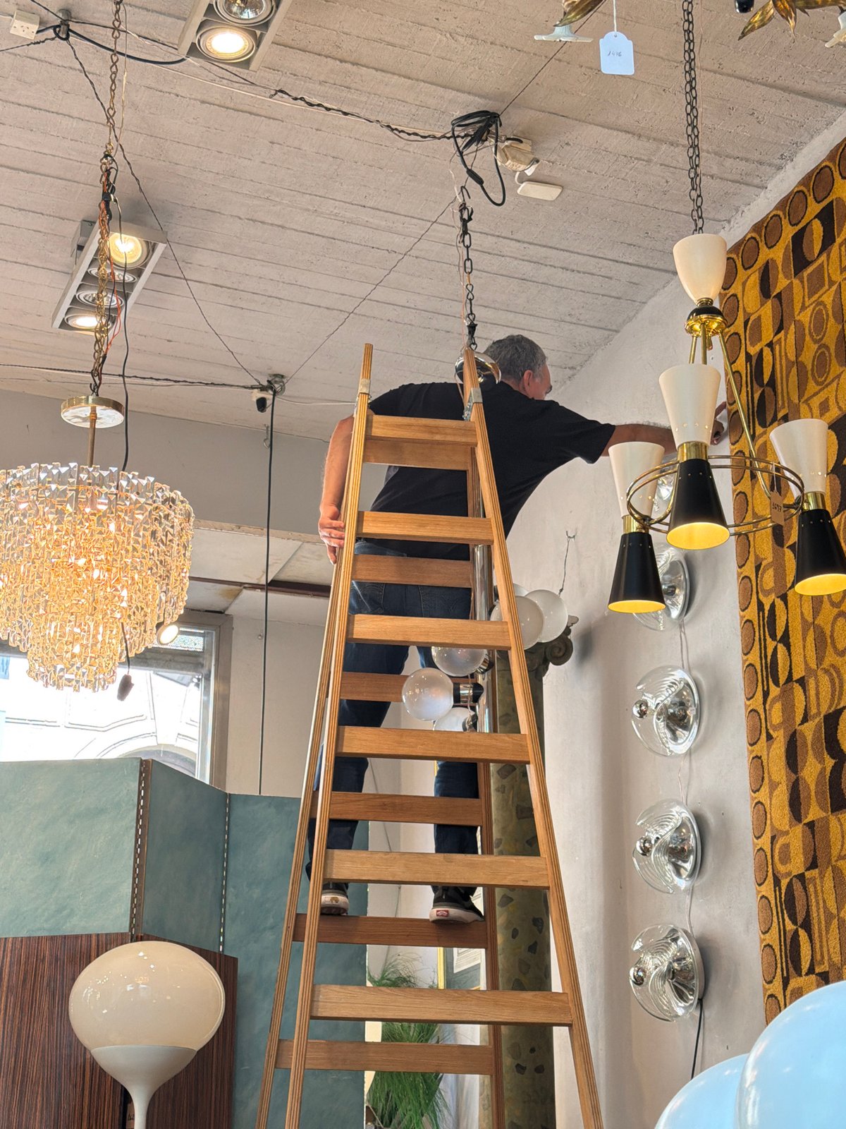 Lighting store worker services fixtures in Buenos Aires