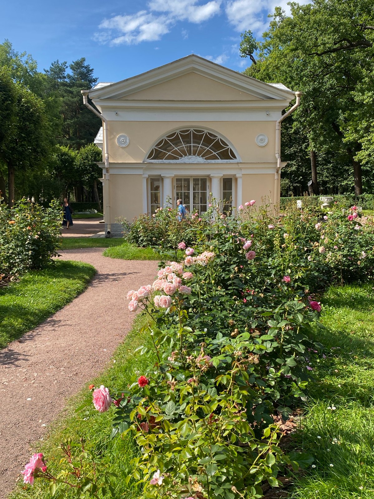 Afternoon stroll through Pavlovsk Palace and park grounds