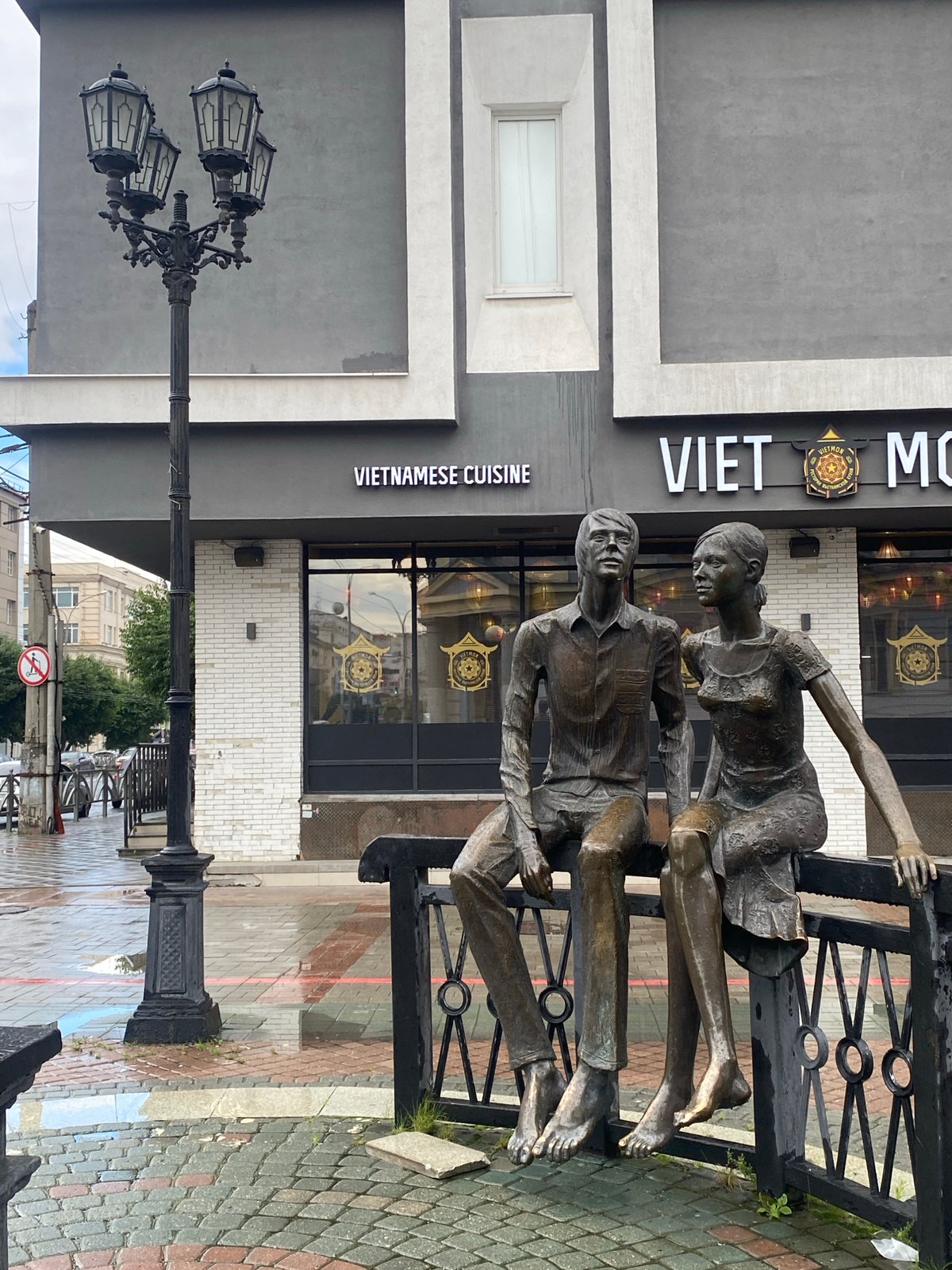 Street-level Yekaterinburg: sculptures, puddles, and city architecture