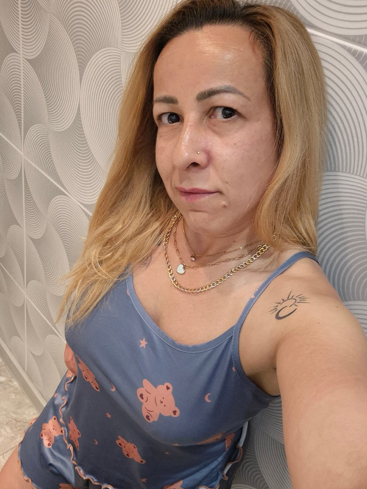 Quick indoor photo series, same person, casual vibes