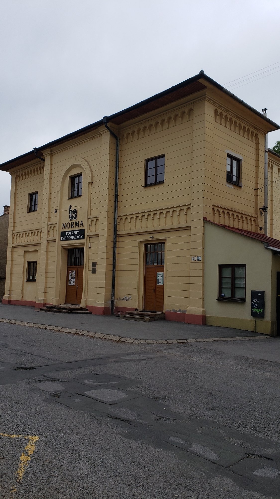 Street-level tour of Prešov's historic and everyday architecture