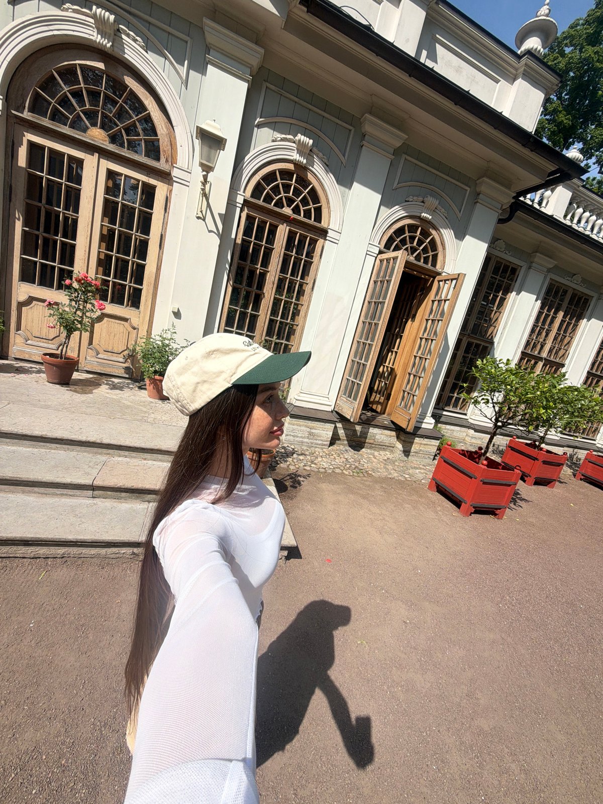 Woman documents morning selfie tour through Saint Petersburg landmarks