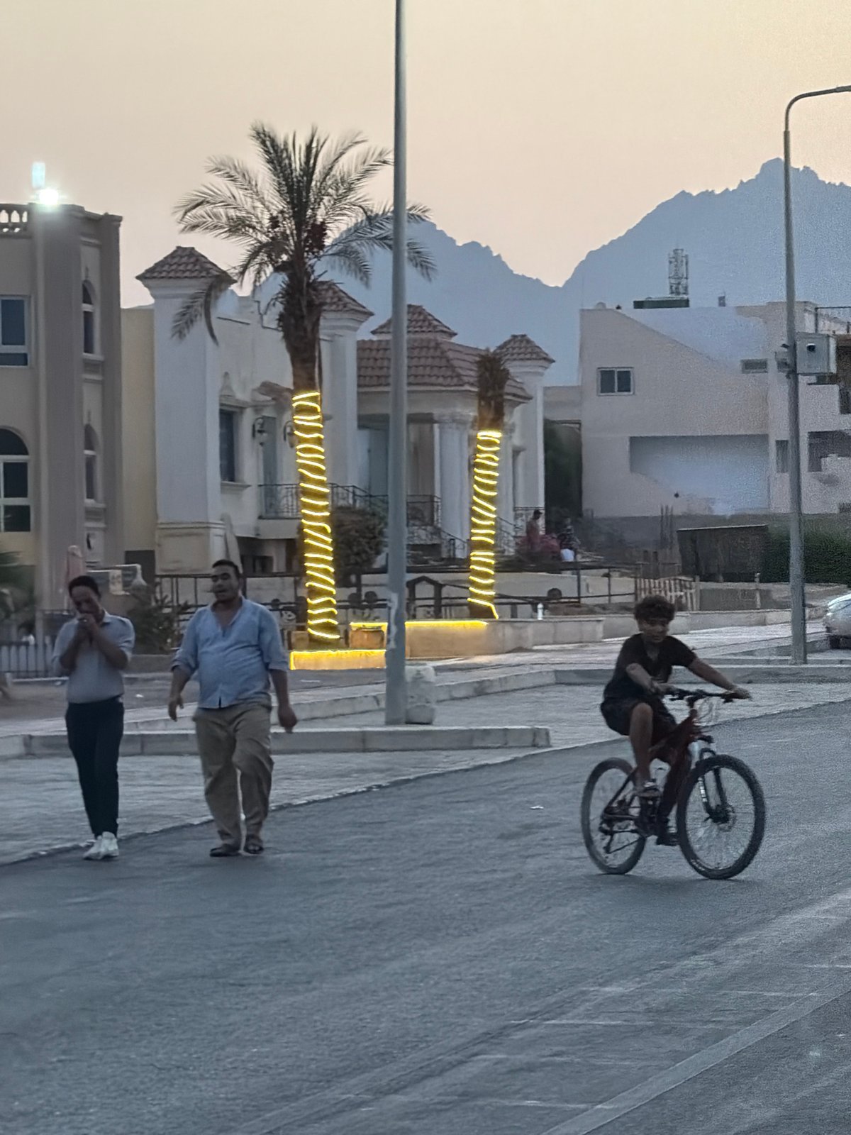 Evening street scenes and sunset moments in Sharm El Sheikh