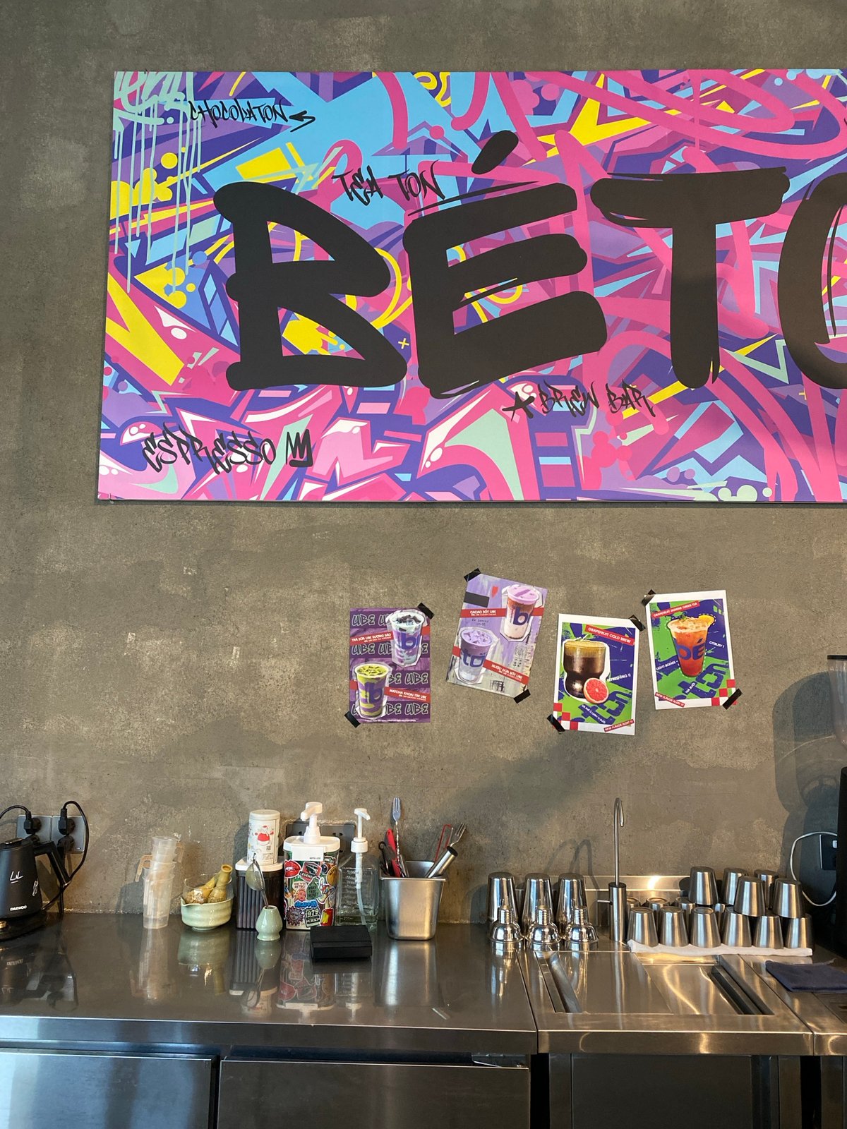 Artsy Đà Nẵng café with strong décor and iced coffee