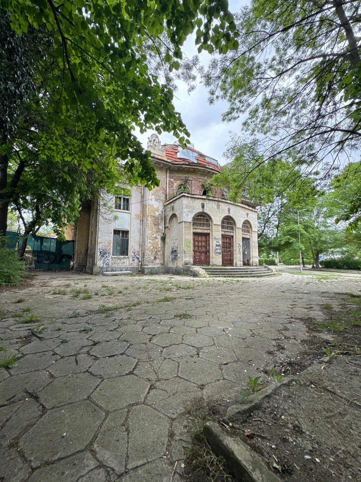 Sofia resident captures urban decay and spring blooms