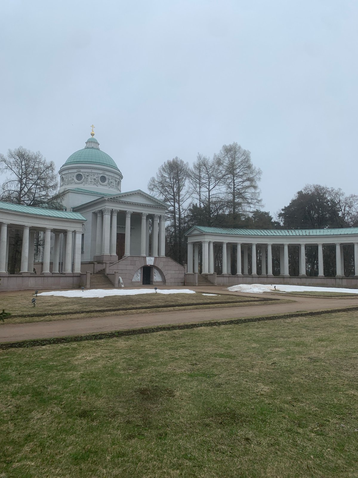 Moscow observer captures neoclassical building and evergreen details