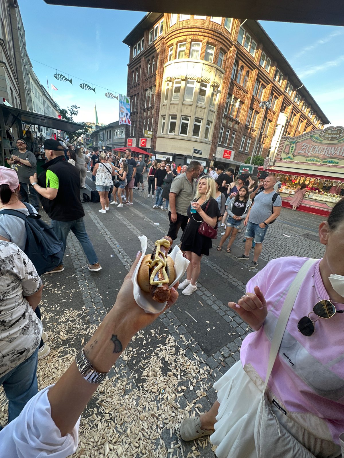 Live music, hot air balloons, and hot dogs at a Kiel summer event