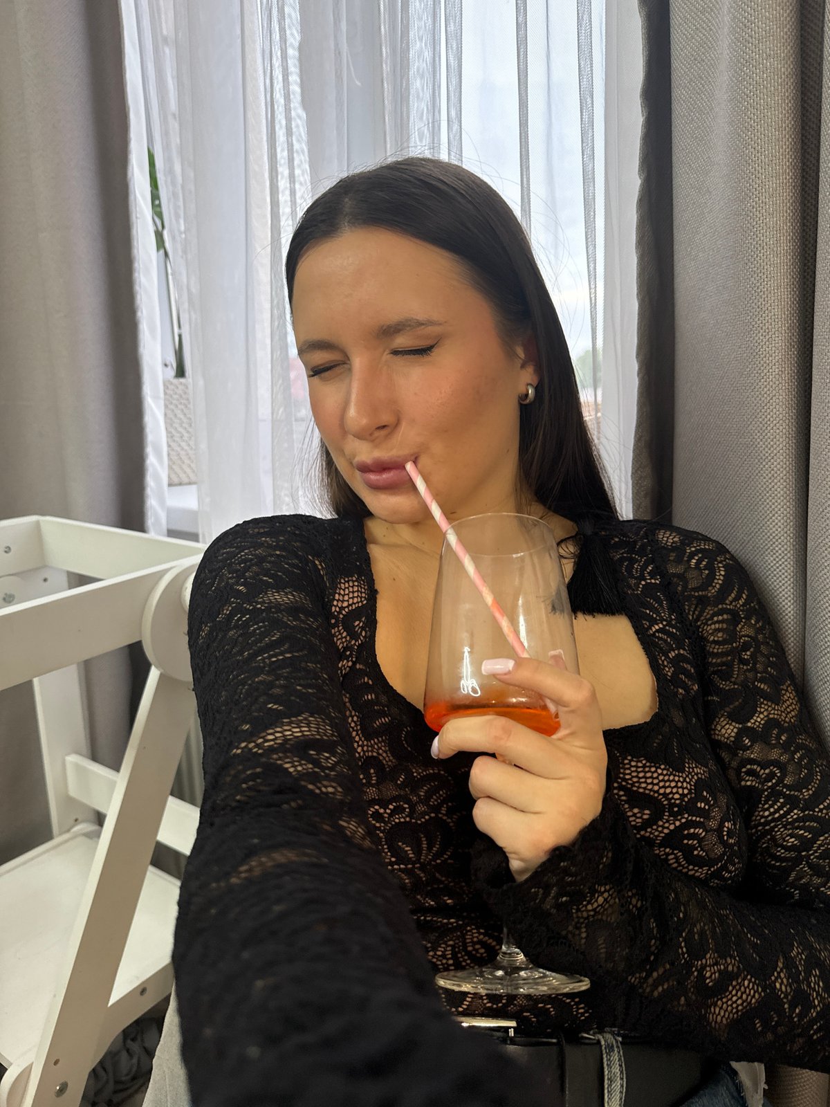 Friends gather for casual afternoon visit in Odintsovo apartment