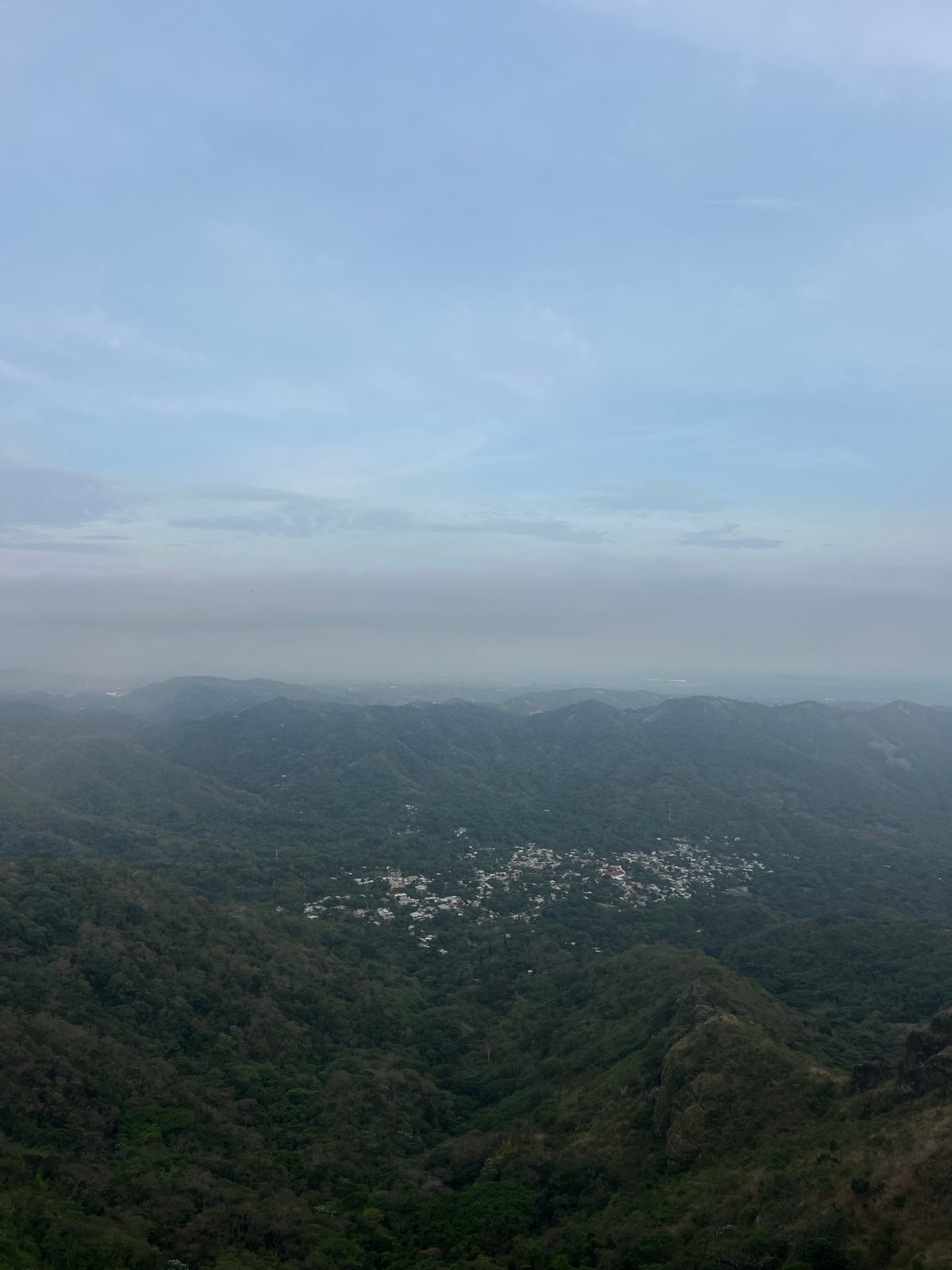 Misty evening conditions documented across Planes de Renderos mountainside