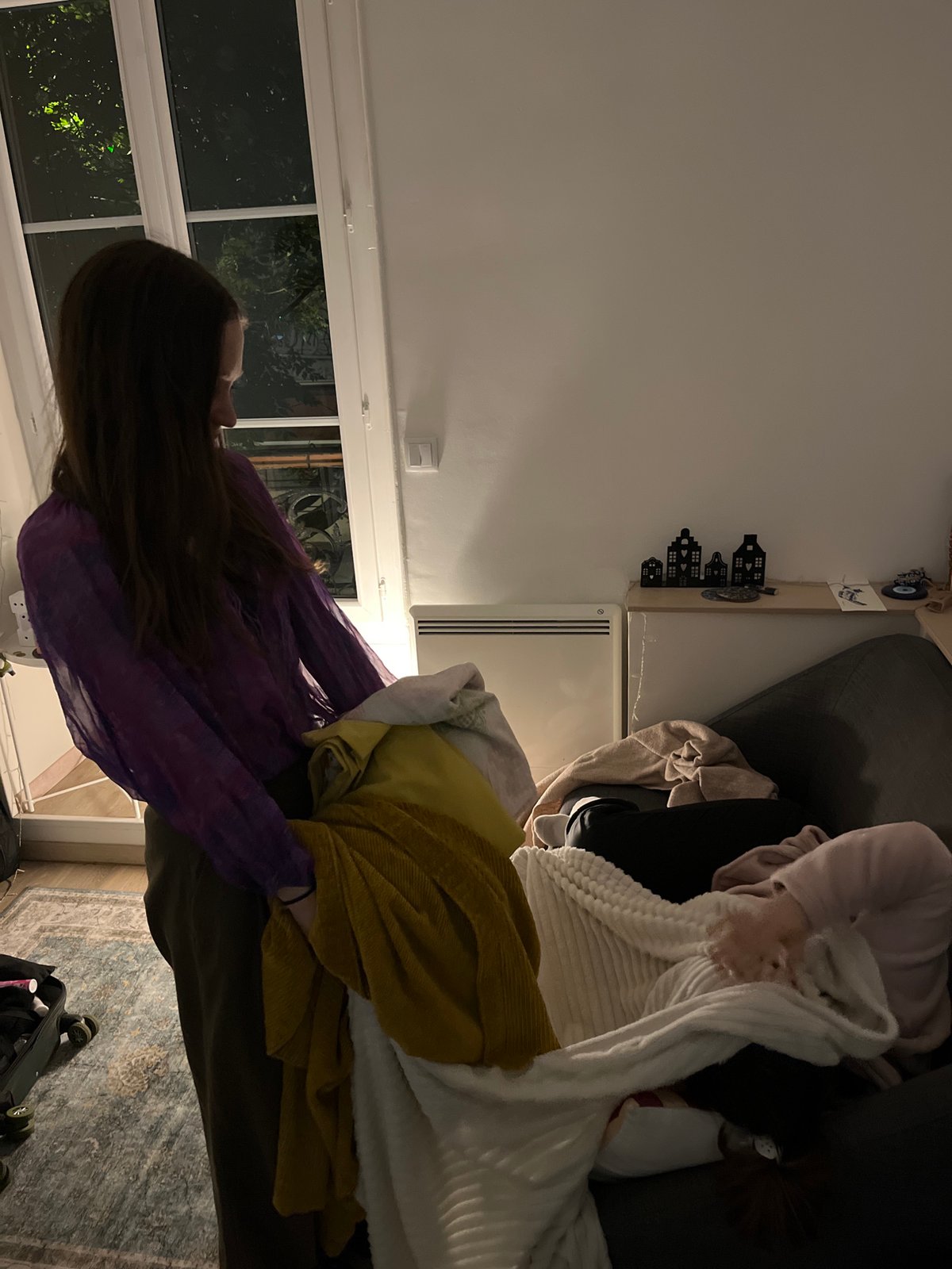 Late night indoor gathering observed in Paris apartment