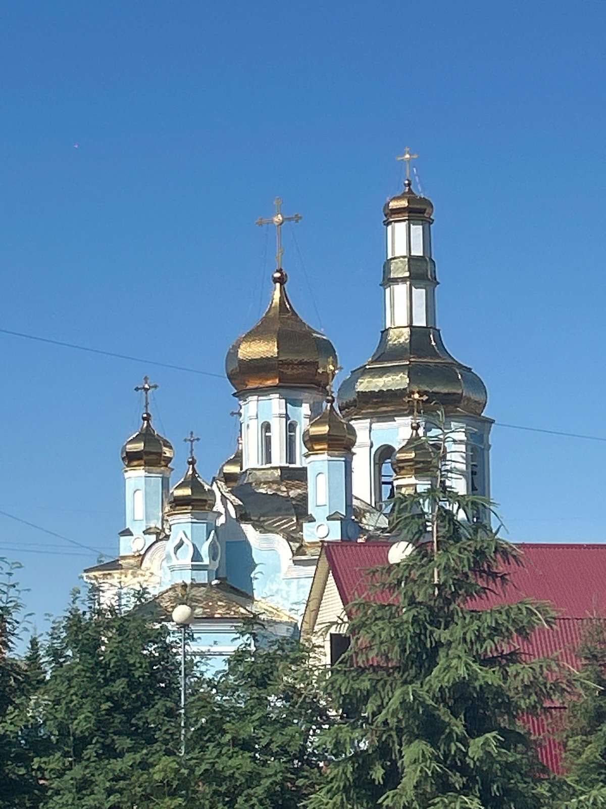 Churches, parks, and new construction across a Kemerovo summer day