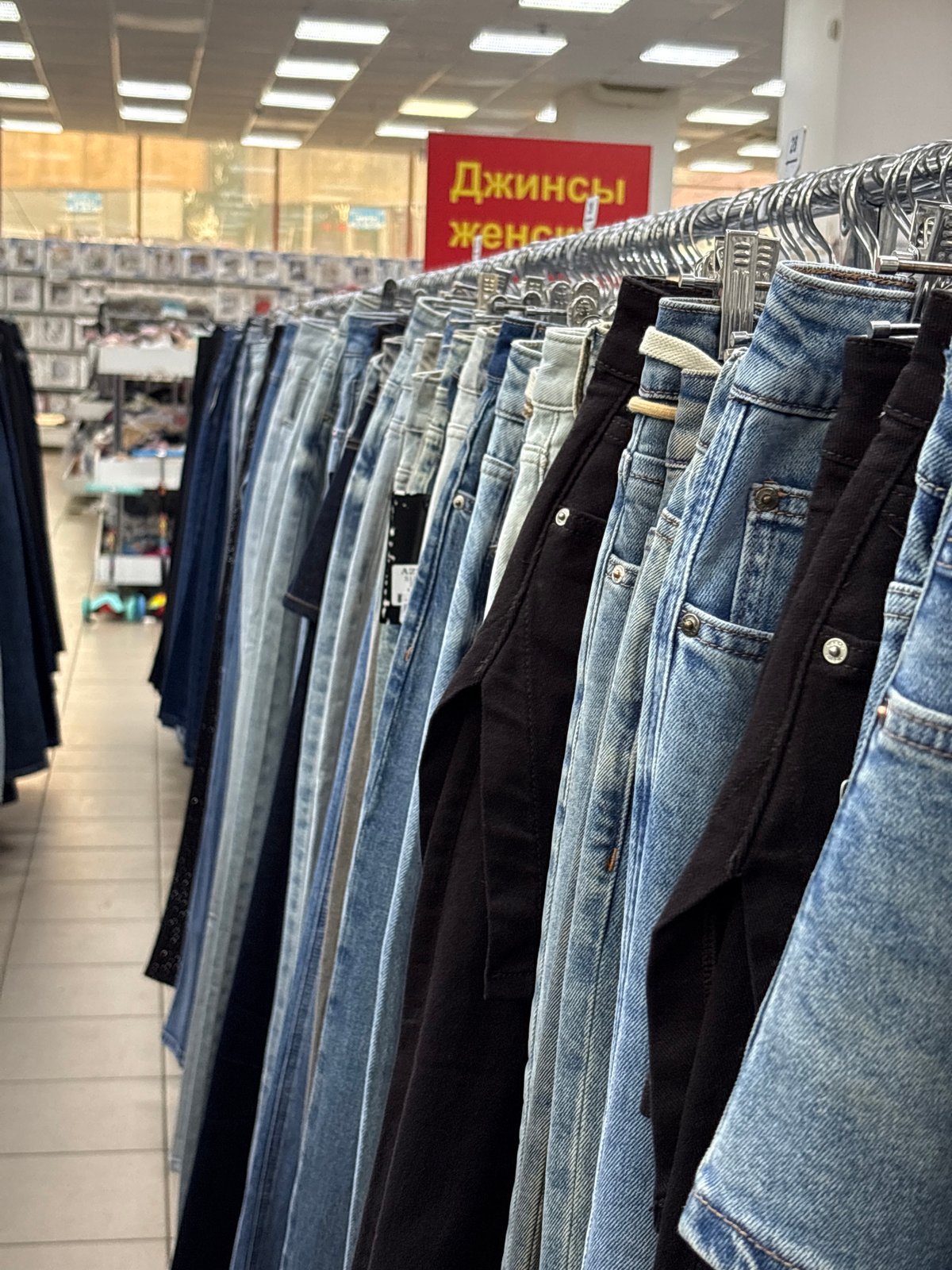 Afternoon shopping and leisure documented in Votkinsk, Russia