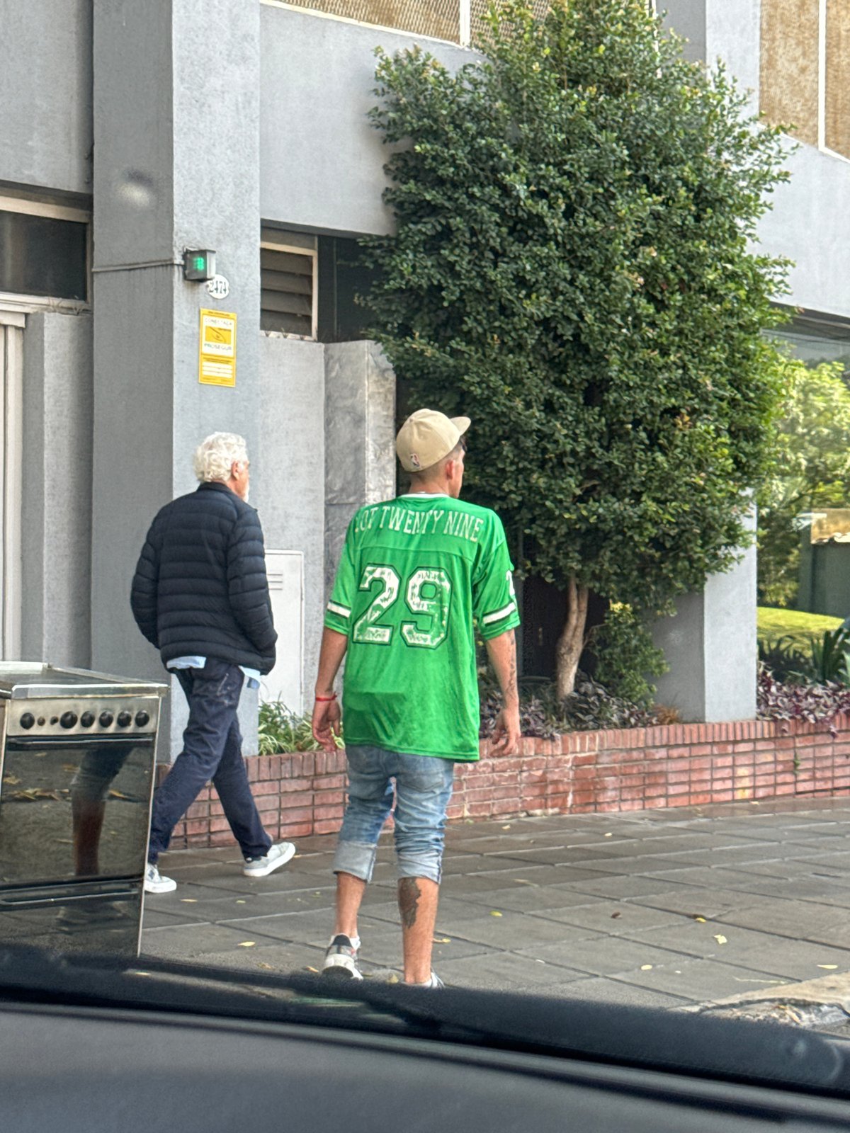 Man in green jersey spotted on Buenos Aires sidewalk