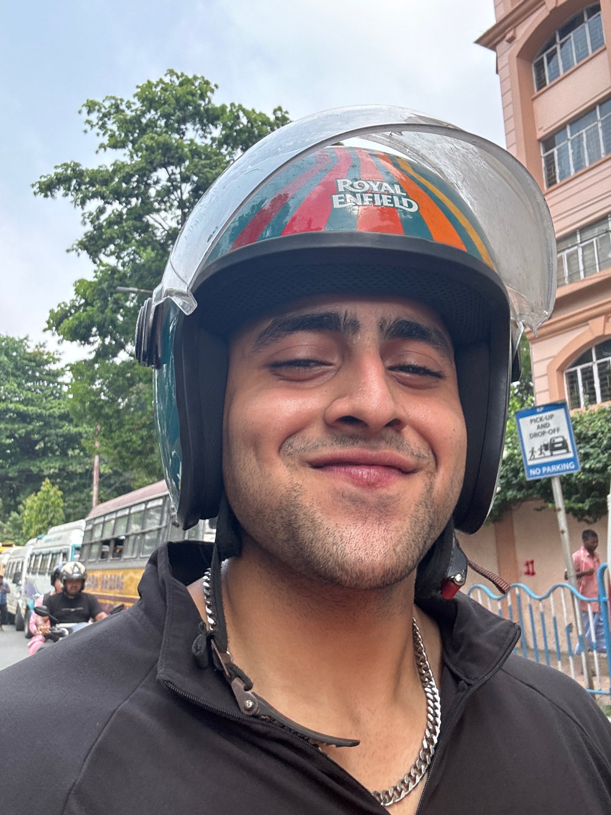 Young man takes early morning selfies in Kolkata
